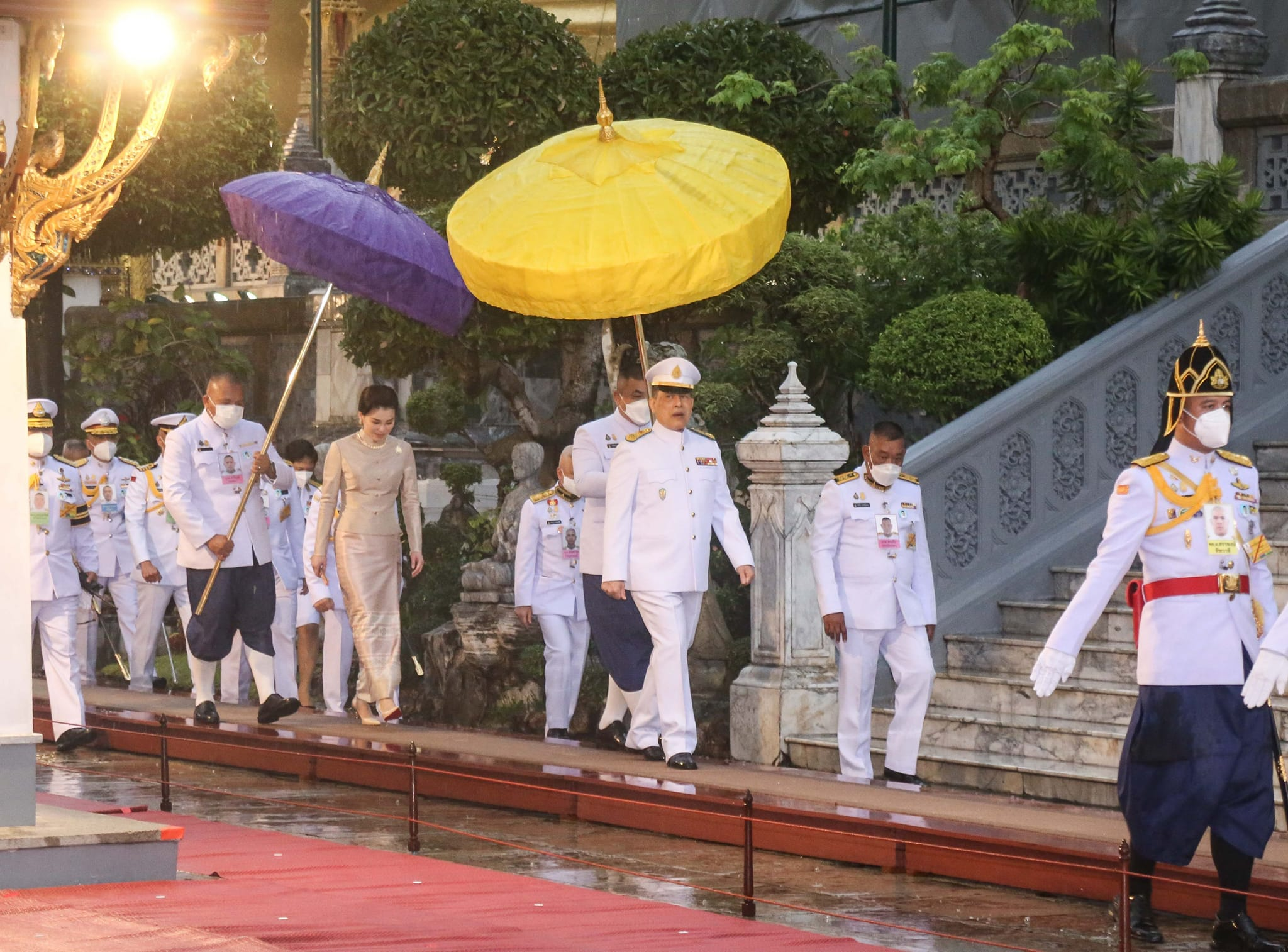 卫塞节泰国国王主持佛学生毕业典礼！参加传统佛教仪式