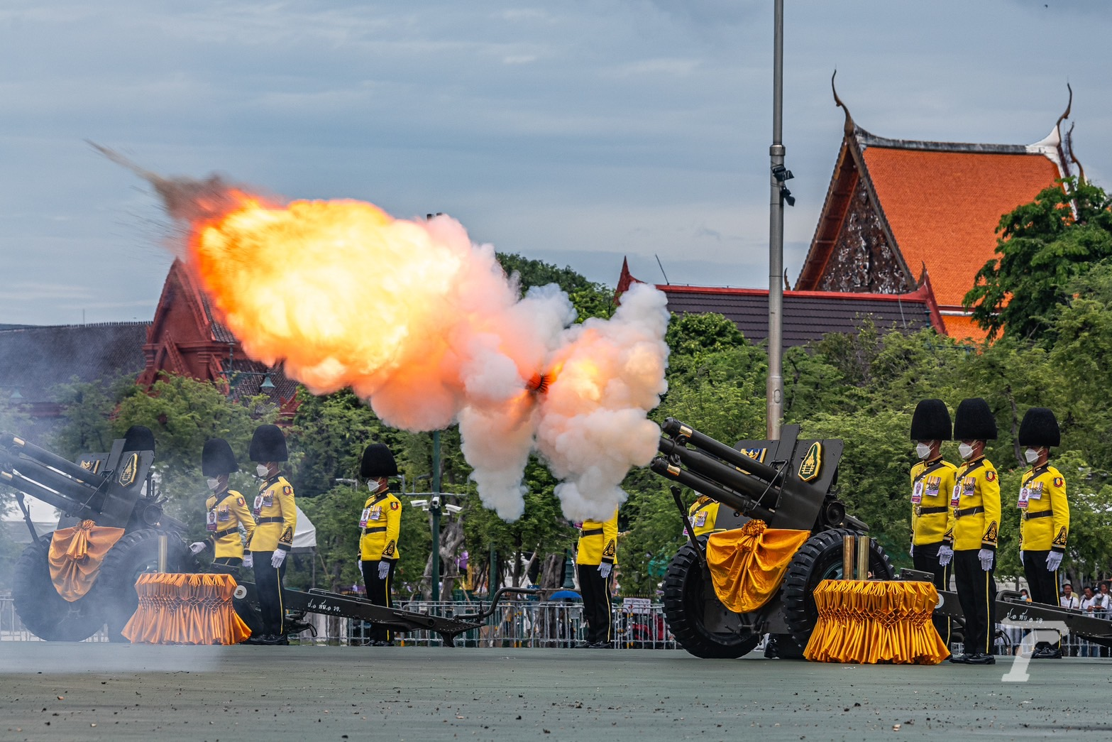 皇家炮兵团鸣放21响礼炮为泰国王后庆生！