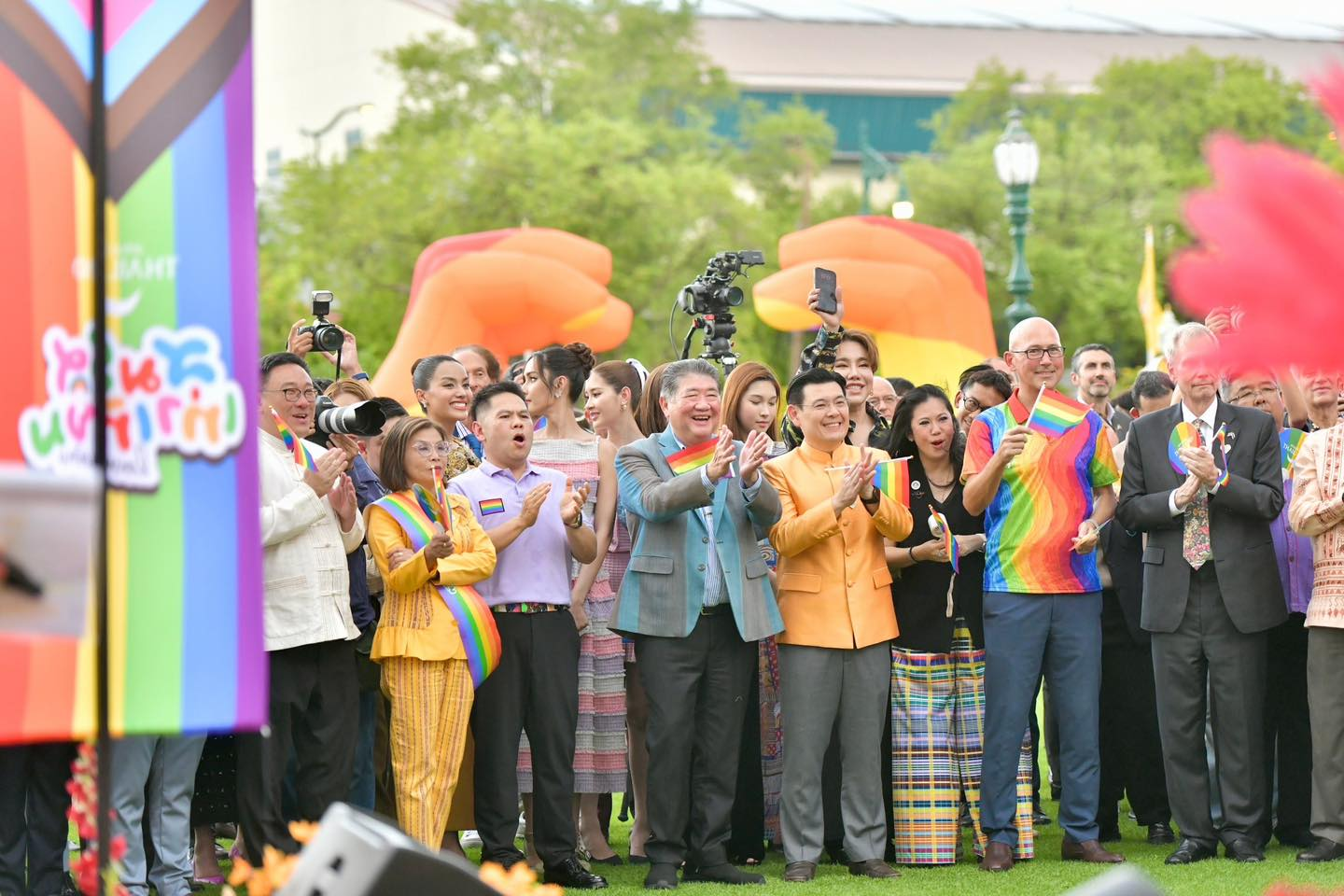 泰国多对“夫夫”伴侣聚集政府大楼！共庆婚姻平等通审！